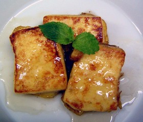 2005年10月12日 高野豆腐 でおやつを作ってみましょう! 高野豆腐 はボールにいれ、50℃くらいのお湯 をたっぷりと注ぎ、2~3分かけて戻す。